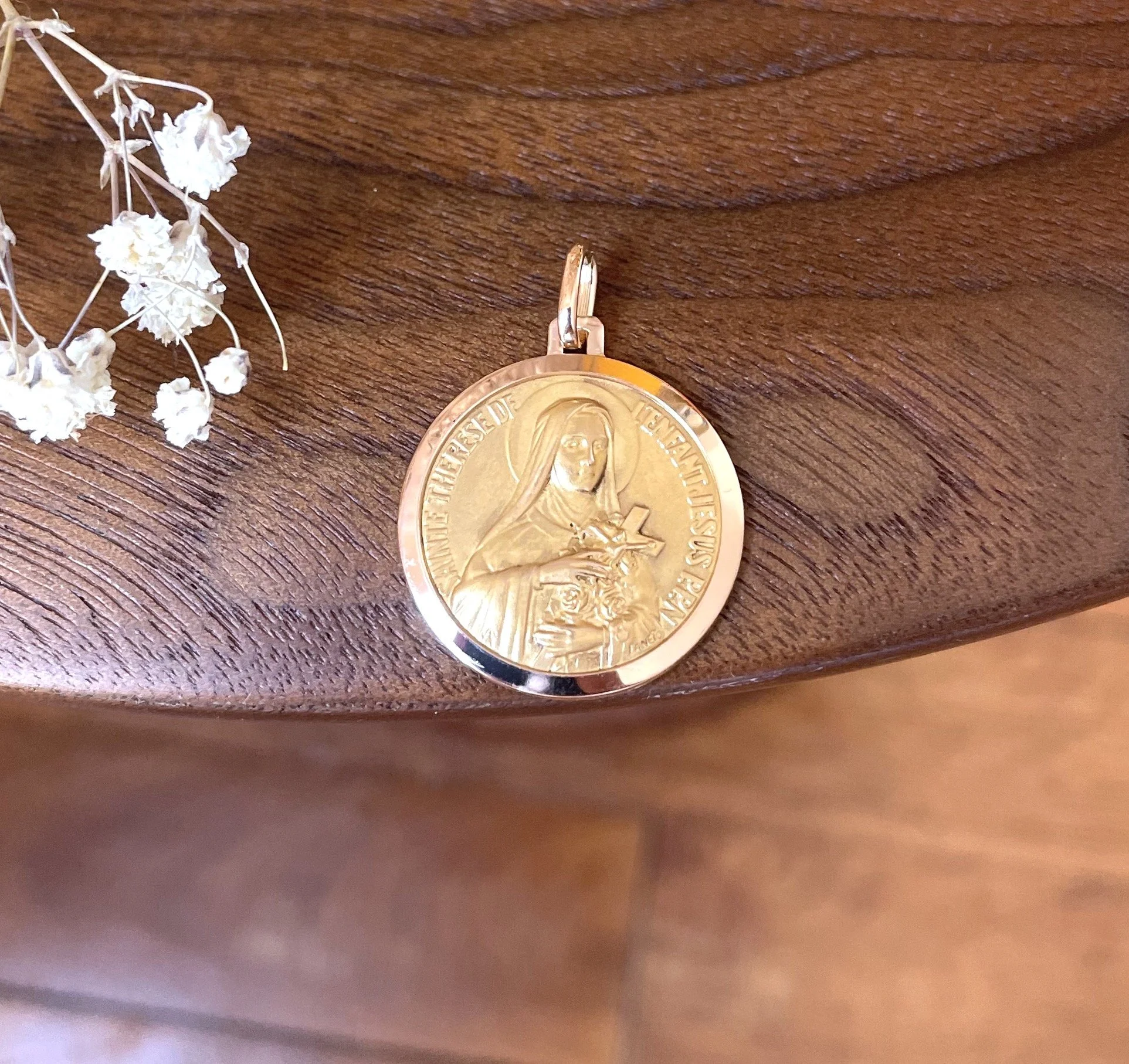Médaille ancienne de Ste Thérèse de l'enfant Jésus en or rose